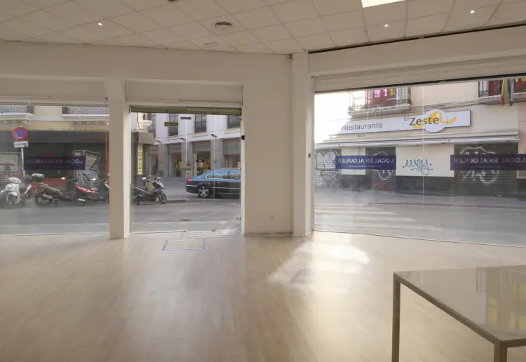 ESQUINA EN PLENO CENTRO,  A 30 METROS DE LA PLAZA DE LA  CAMPANA