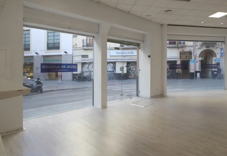 ESQUINA EN PLENO CENTRO,  A 30 METROS DE LA PLAZA DE LA  CAMPANA