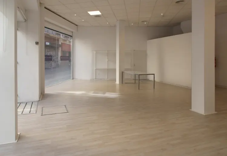 ESQUINA EN PLENO CENTRO,  A 30 METROS DE LA PLAZA DE LA  CAMPANA