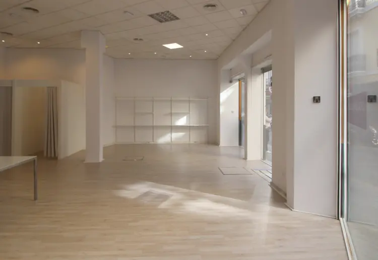 ESQUINA EN PLENO CENTRO,  A 30 METROS DE LA PLAZA DE LA  CAMPANA