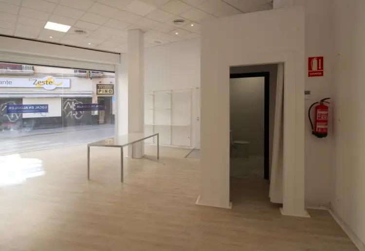 ESQUINA EN PLENO CENTRO,  A 30 METROS DE LA PLAZA DE LA  CAMPANA