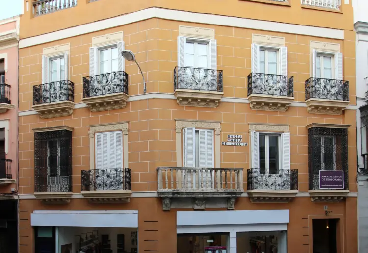 ESQUINA EN PLENO CENTRO,  A 30 METROS DE LA PLAZA DE LA  CAMPANA