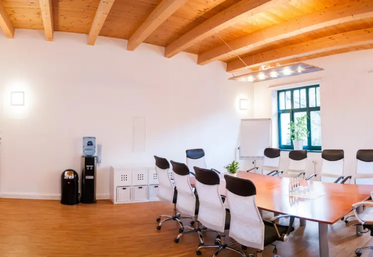 Lichtdurchfluteter Meetingraum Creative Space