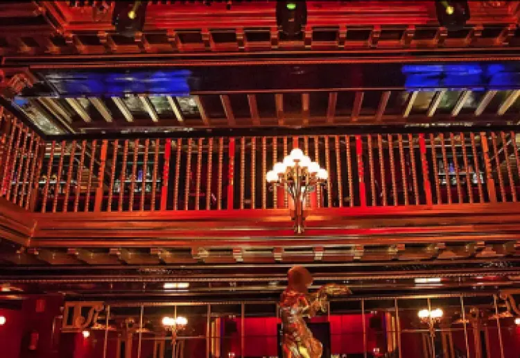 ELEGANTE TEATRO DE CUATRO PLANTAS