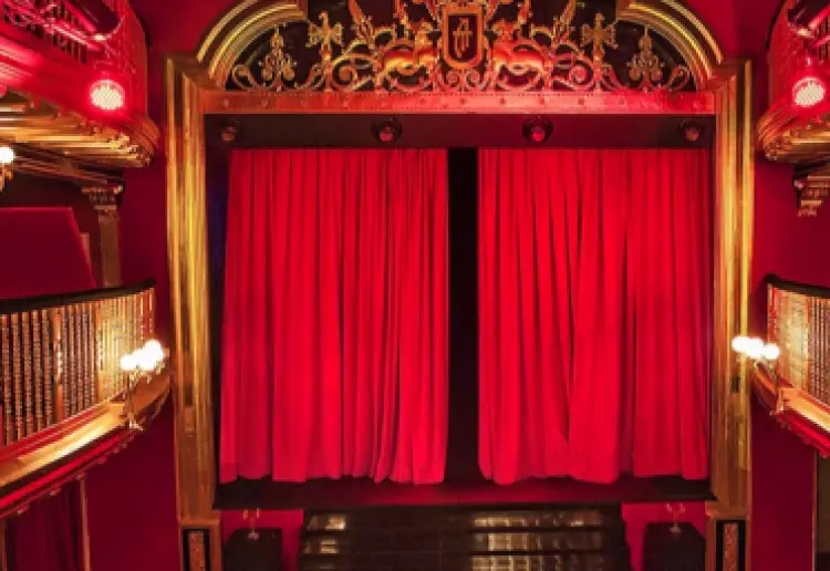 ELEGANTE TEATRO DE CUATRO PLANTAS