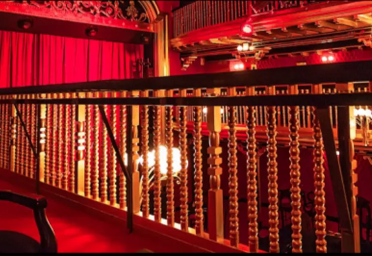 ELEGANTE TEATRO DE CUATRO PLANTAS
