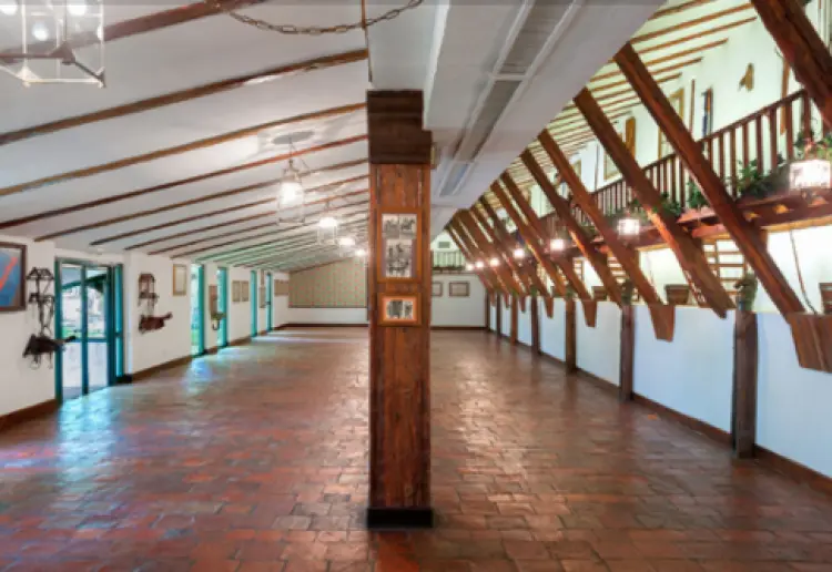 ENCANTADOR PALACIO A LAS AFUERAS DE LA CIUDAD