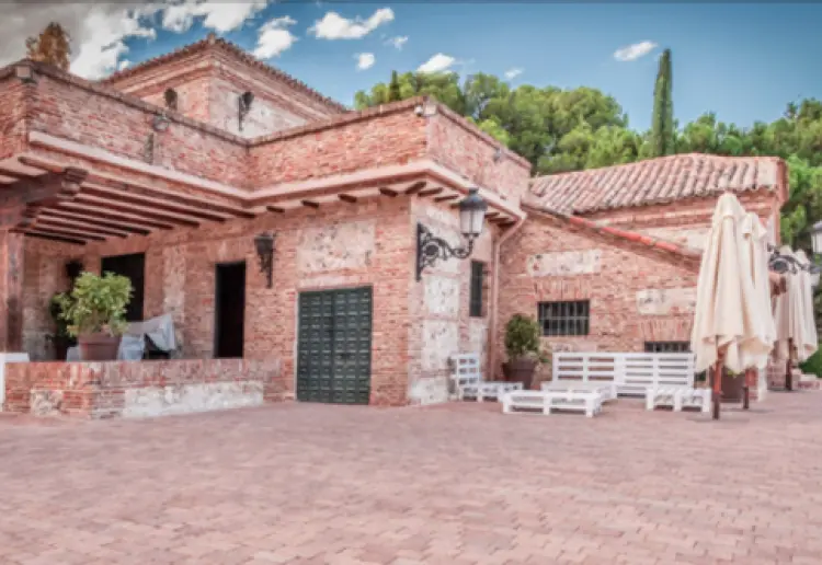 ENCANTADOR PALACIO A LAS AFUERAS DE LA CIUDAD