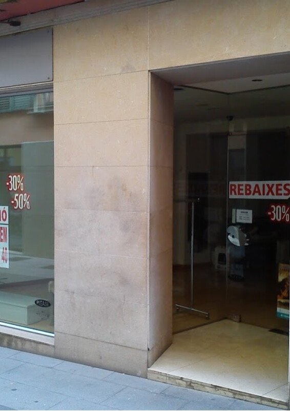 Local en Calle Coomercial con licencia ALIMENTÀRIA en comercio