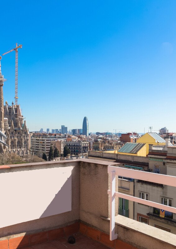 Despacho luminoso junto a la Sagrada Familia