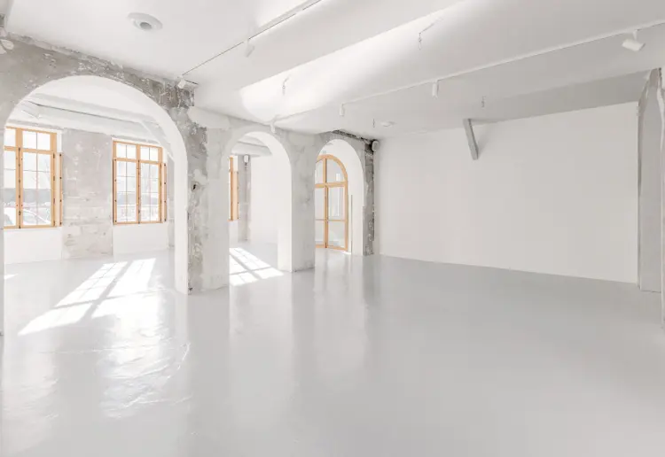 Showroom with majestic arches in the 11th arrondissement