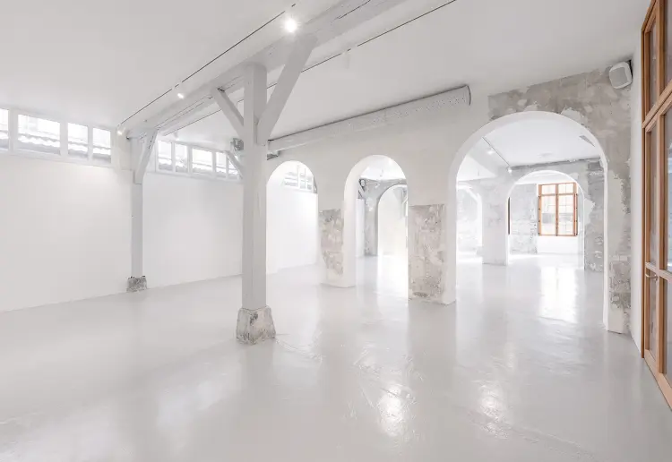 Showroom with majestic arches in the 11th arrondissement