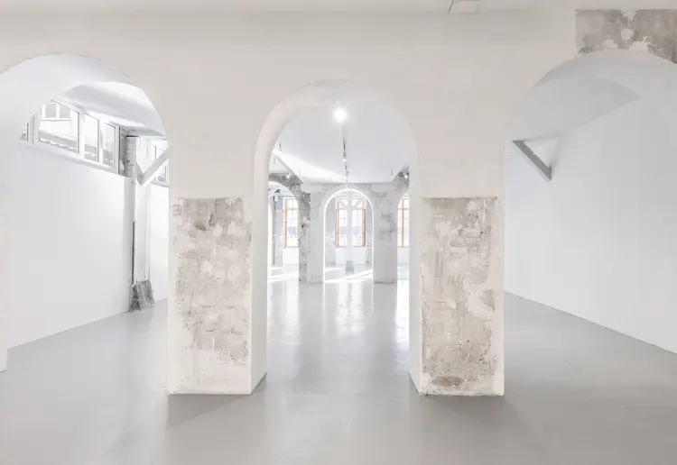 Showroom with majestic arches in the 11th arrondissement