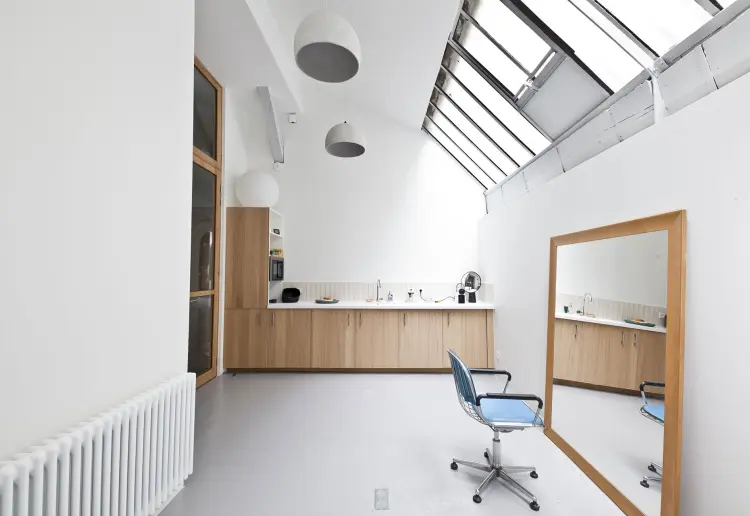 Showroom with majestic arches in the 11th arrondissement
