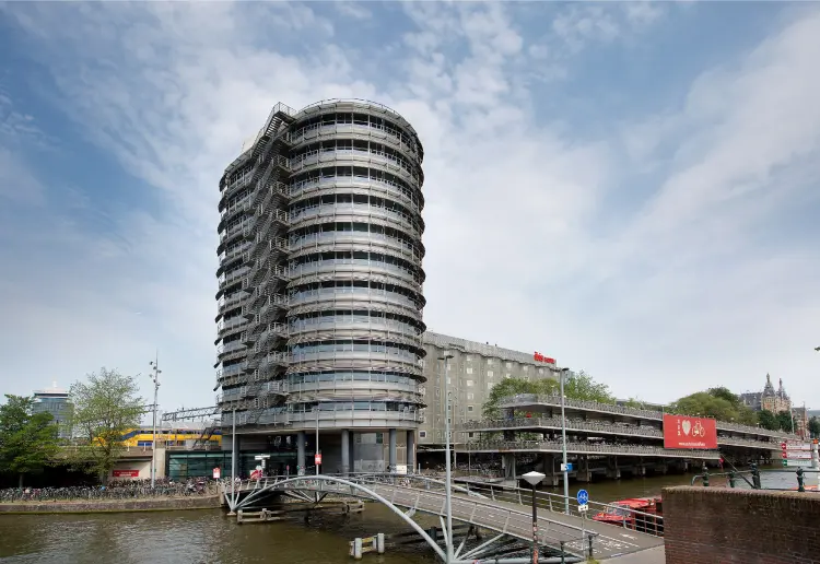 Als middelpunt van een omgeving zonder grenzen.