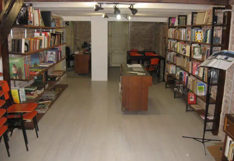 Librería y galería de arte en buena ubicación