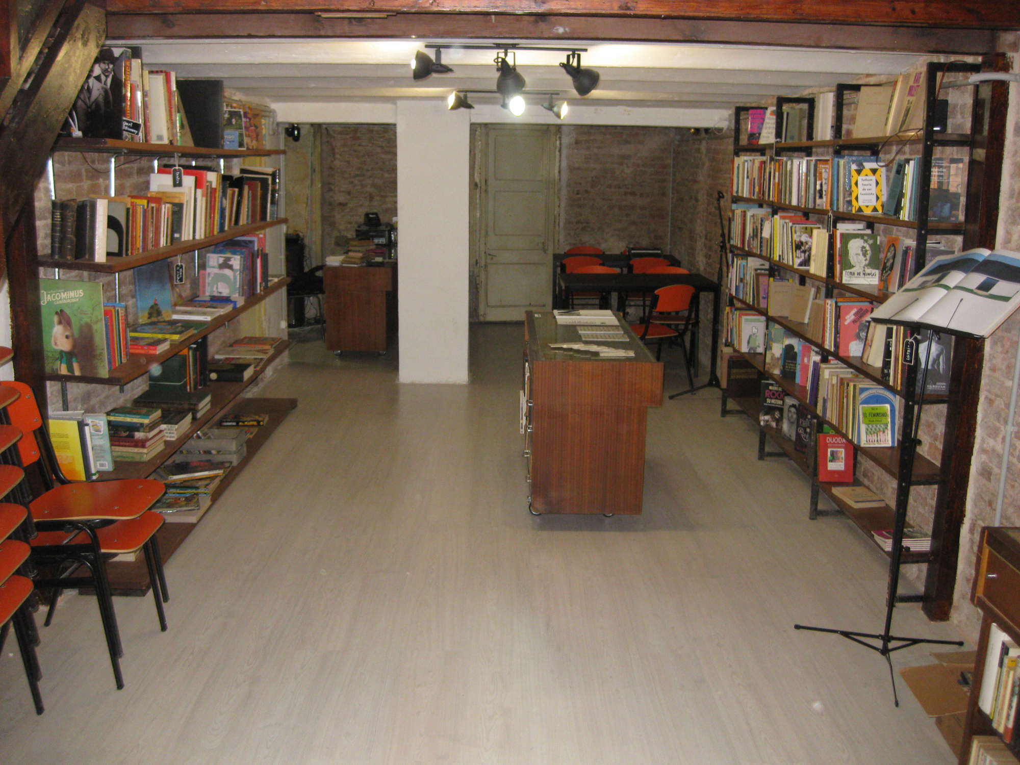 Librería y galería de arte en buena ubicación