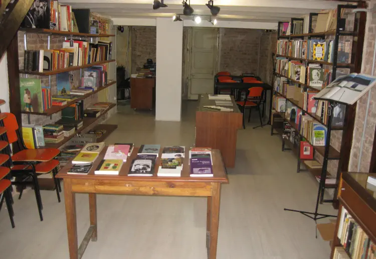 Librería y galería de arte en buena ubicación