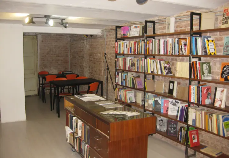 Librería y galería de arte en buena ubicación