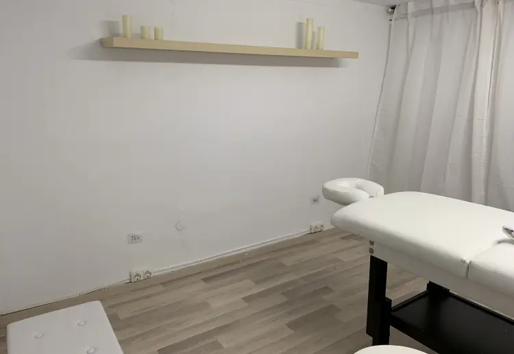 Segunda Planta libre en tienda de ropa con licencia por Centro Estetico