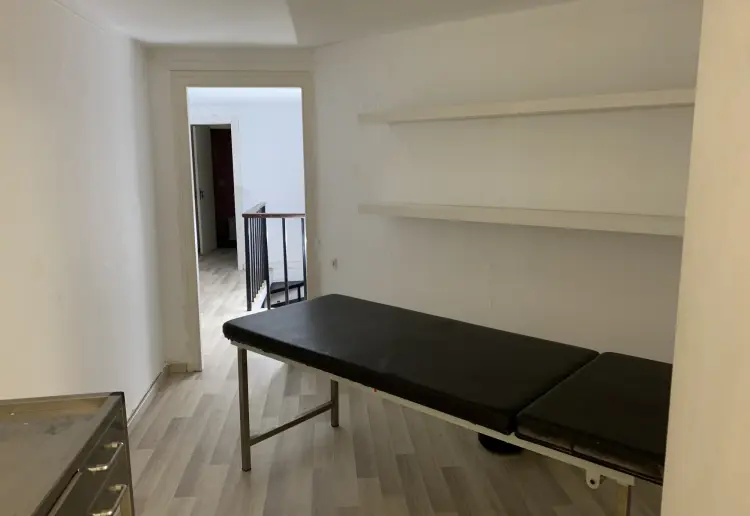 Segunda Planta libre en tienda de ropa con licencia por Centro Estetico