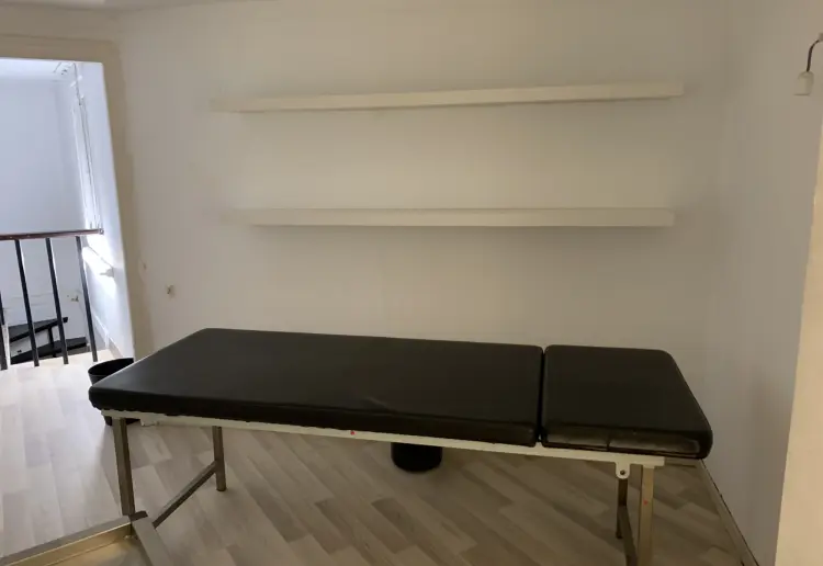 Segunda Planta libre en tienda de ropa con licencia por Centro Estetico