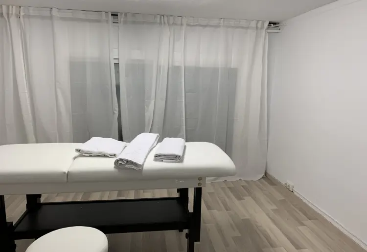 Segunda Planta libre en tienda de ropa con licencia por Centro Estetico