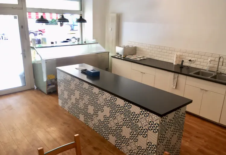 Shop in central location for rent from nov-march