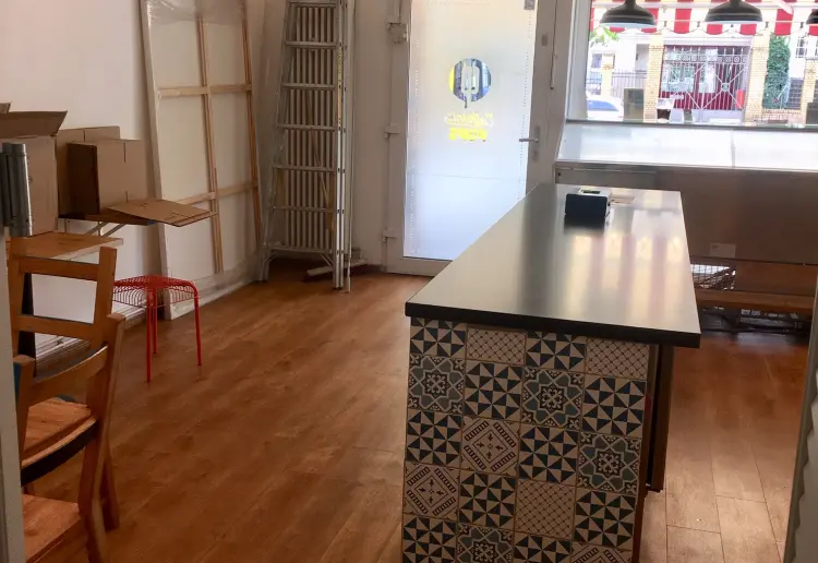 Shop in central location for rent from nov-march