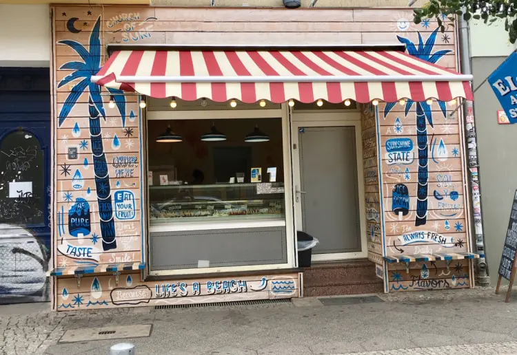 Shop in central location for rent from nov-march