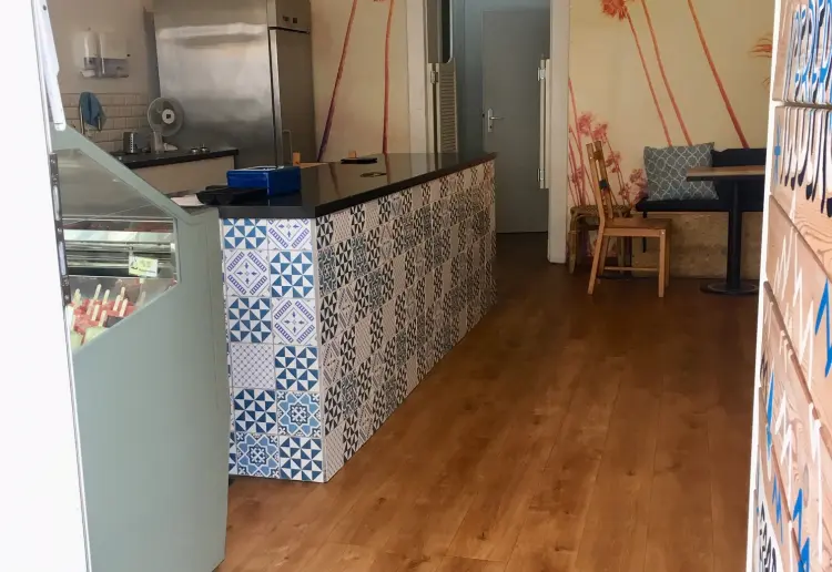 Shop in central location for rent from nov-march