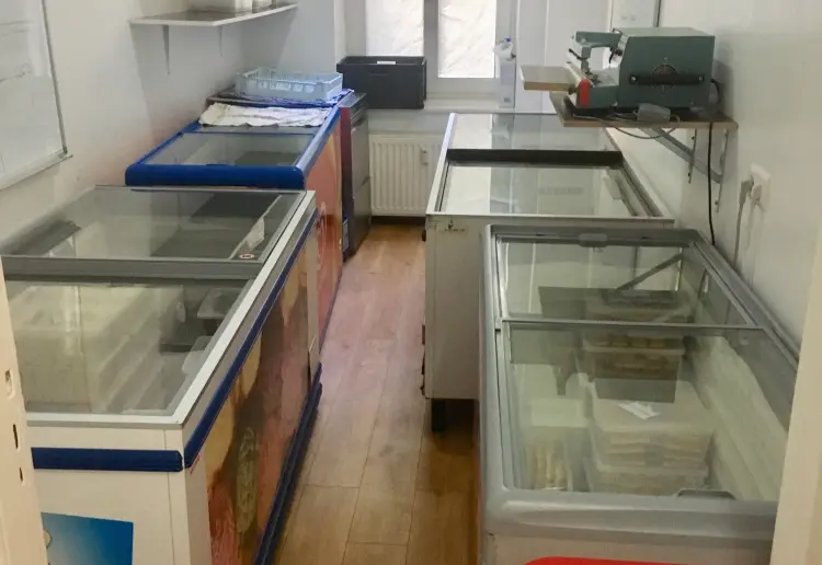 Shop in central location for rent from nov-march