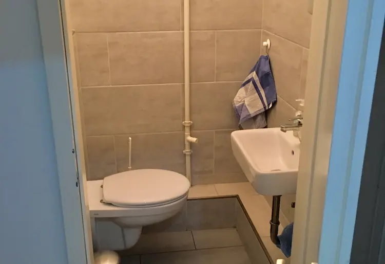 Shop in central location for rent from nov-march