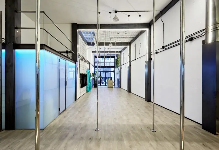 El espacio único de deporte y estilo de vida que enamora a Madrid. Diseño único. 5 metros de altura. Metro Concha Espina.