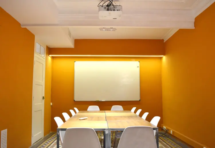 Sala de formación para 12-16 personas en el centro de Barcelona