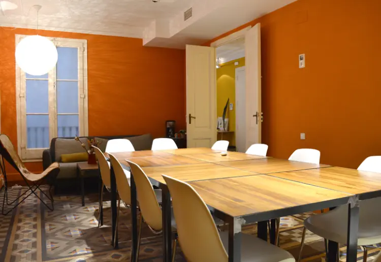 Sala de formación para 12-16 personas en el centro de Barcelona