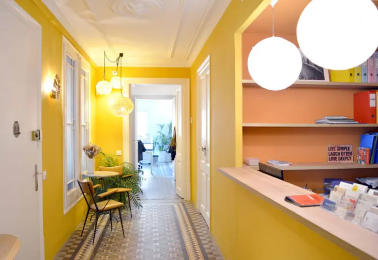 Acogedora sala de reuniones de estilo retro para 2-5 personas en el Eixample.
