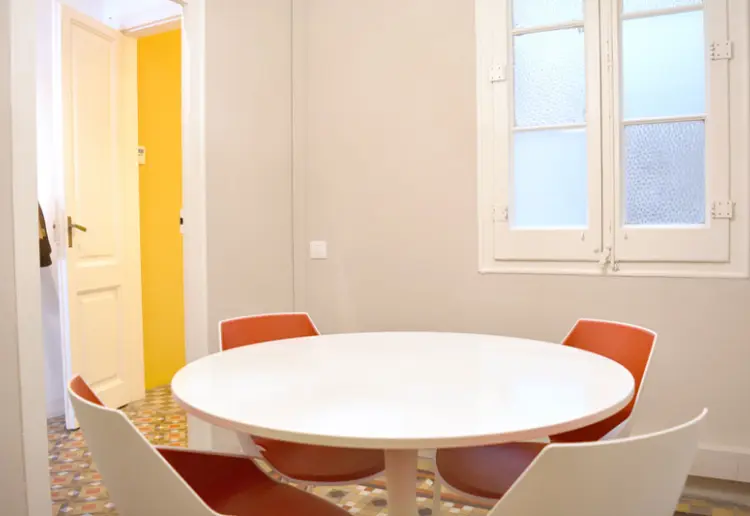 Acogedora sala de reuniones de estilo retro para 2-5 personas en el Eixample.