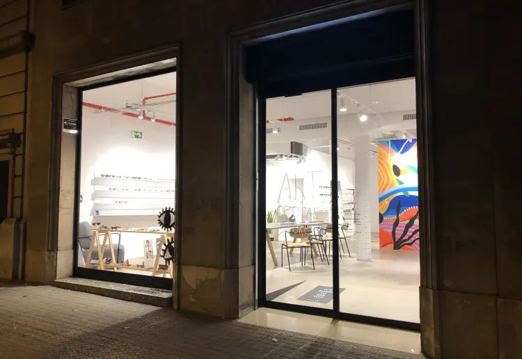 ESPACIO EN BLANCO DIÁFANO Y VERSÁTIL CON ESTILO INDUSTRIAL