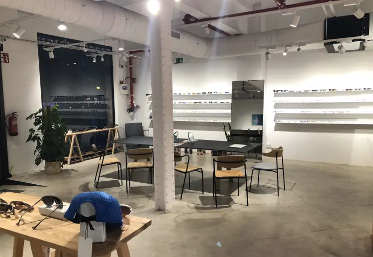 ESPACIO EN BLANCO DIÁFANO Y VERSÁTIL CON ESTILO INDUSTRIAL