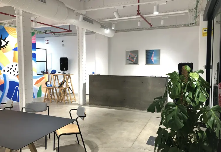 ESPACIO EN BLANCO DIÁFANO Y VERSÁTIL CON ESTILO INDUSTRIAL