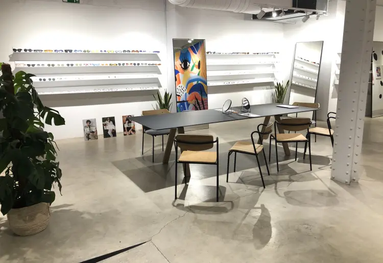 ESPACIO EN BLANCO DIÁFANO Y VERSÁTIL CON ESTILO INDUSTRIAL