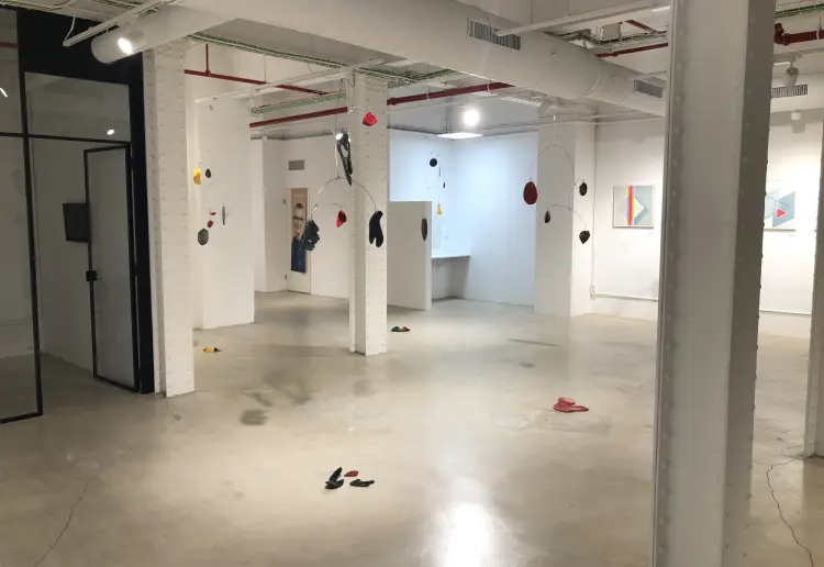 ESPACIO EN BLANCO DIÁFANO Y VERSÁTIL CON ESTILO INDUSTRIAL