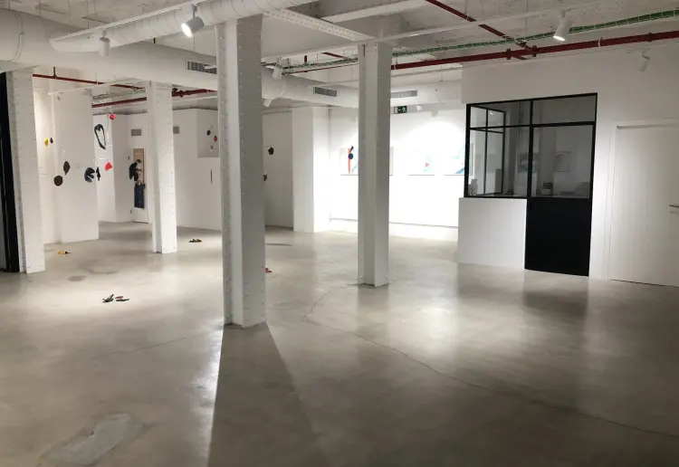 ESPACIO EN BLANCO DIÁFANO Y VERSÁTIL CON ESTILO INDUSTRIAL