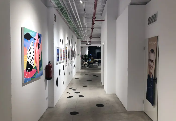 ESPACIO EN BLANCO DIÁFANO Y VERSÁTIL CON ESTILO INDUSTRIAL