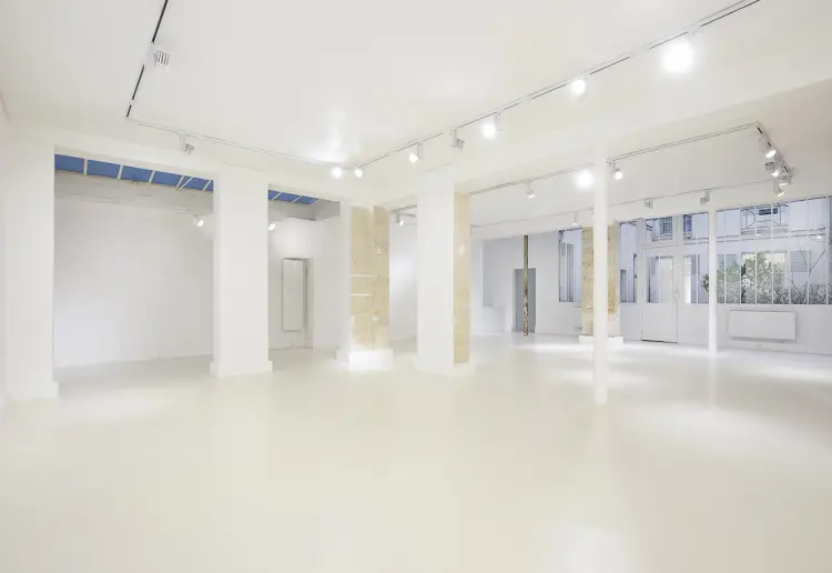 Luminous gallery ideal for showrooms and other events