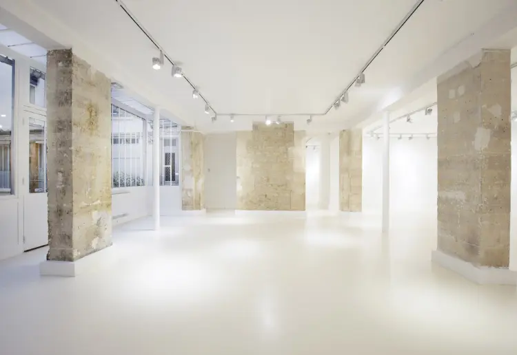 Luminous gallery ideal for showrooms and other events
