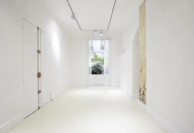 Luminous gallery ideal for showrooms and other events