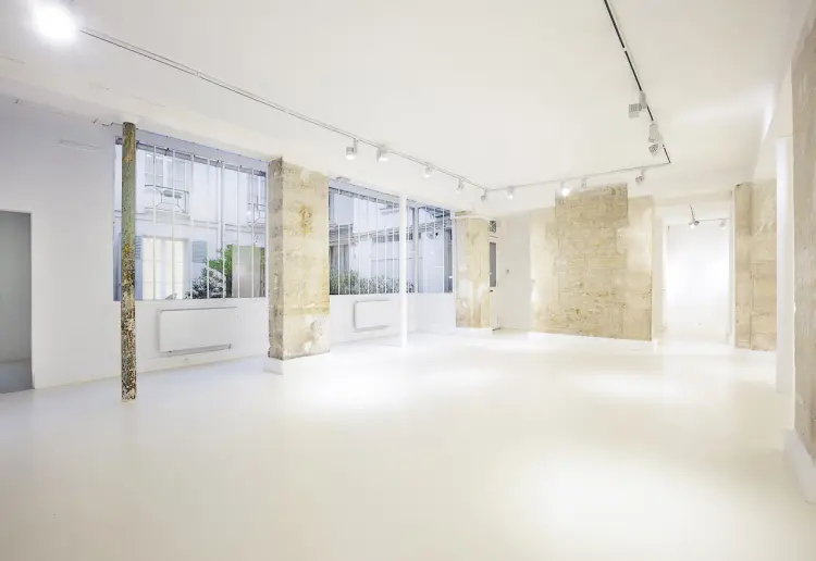 Luminous gallery ideal for showrooms and other events