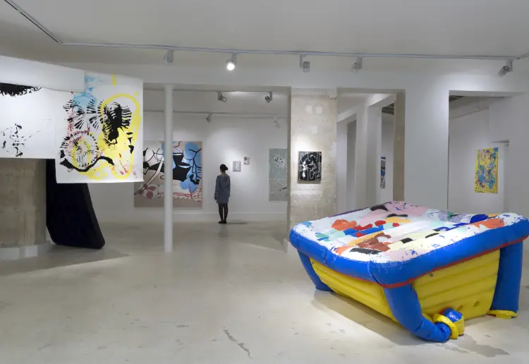 Luminous gallery ideal for showrooms and other events